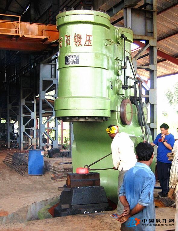 由鍛設(shè)備安陽鍛壓大型空氣錘系列鍛件拔長設(shè)備