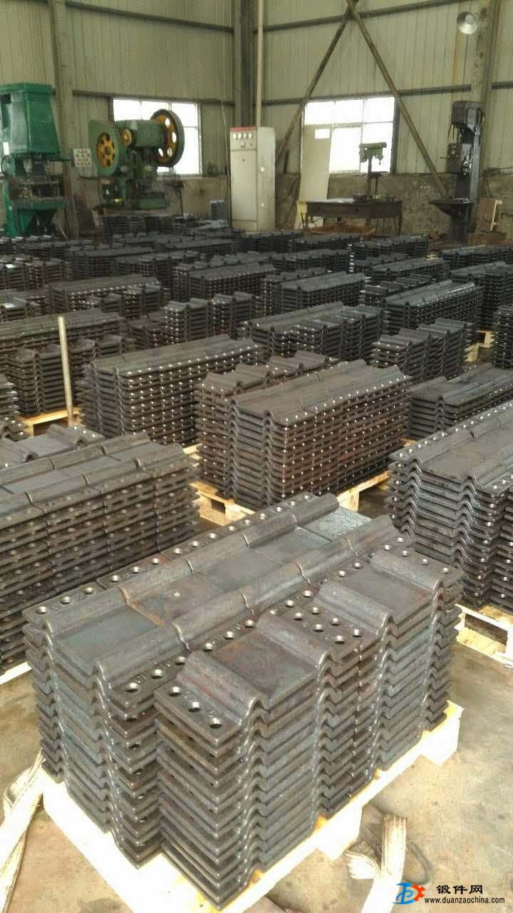 江西鍛造廠專業生產挖掘機搖臂，吊鉤，管卡等鍛造件