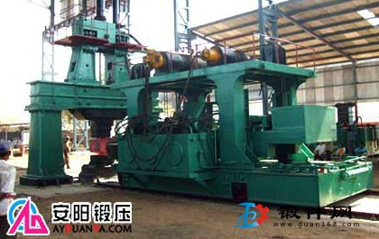 安陽鍛壓生產(chǎn)全液壓操作機(jī)10噸操作機(jī)夾持軸類鍛件