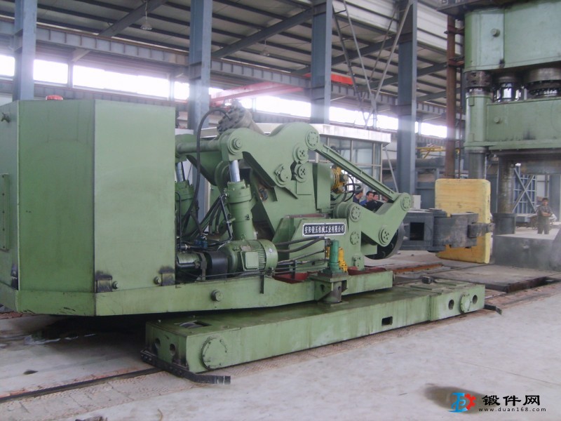 8噸有軌自由鍛框架式操作機(jī)可夾持8噸棒料