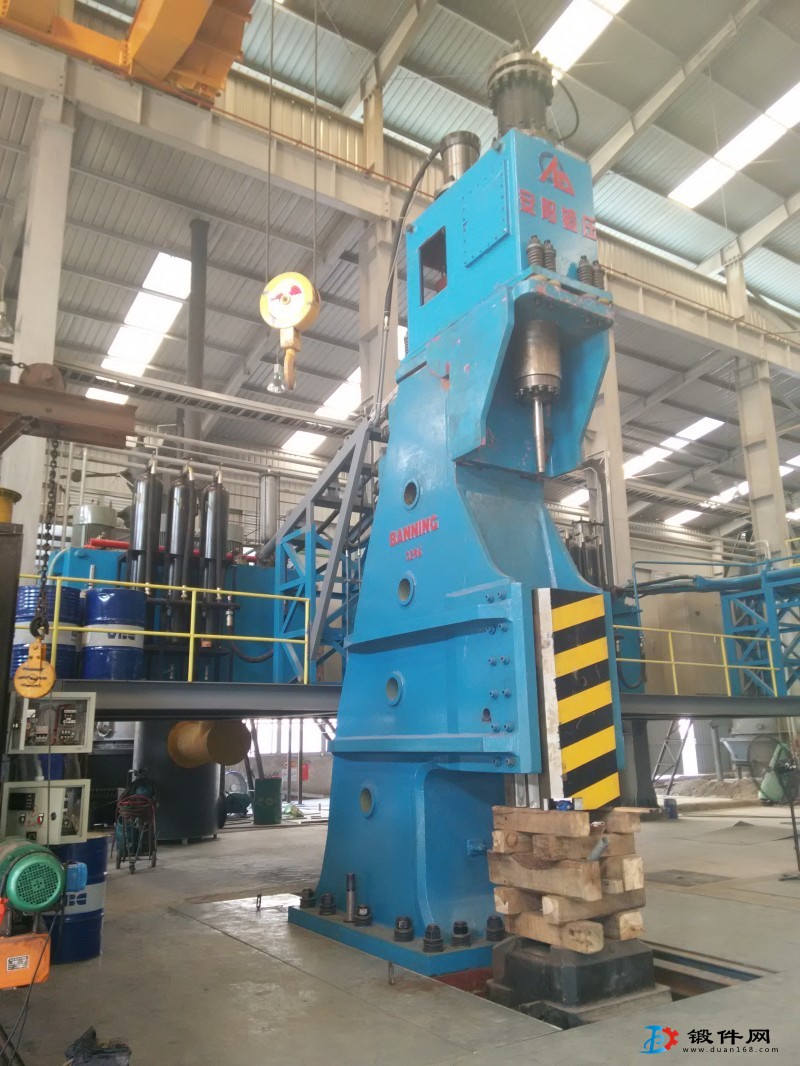 1噸單臂自由鍛電液錘可操作空間大鍛造設備