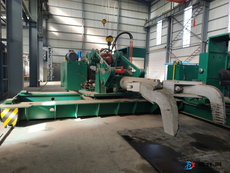 出售：9.9成新，10噸取料機，5噸操作機、25噸操作機