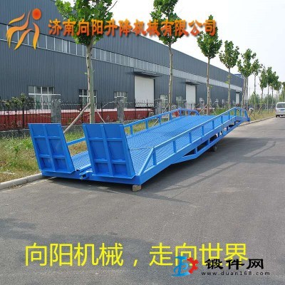 山東青島移動式登車橋移動升降臺液壓登車橋生產廠家